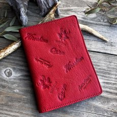 画像2: 【広島ジビエレザー×カープコラボグッズ】物語が詰まったお薬手帳＆マルチケース 2026Ver.｜広島産鹿革使用｜広島東洋カープ公式ライセンスグッズ  (2)