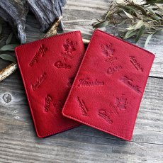 画像6: 【広島ジビエレザー×カープコラボグッズ】物語が詰まったお薬手帳＆マルチケース 2026Ver.｜広島産鹿革使用｜広島東洋カープ公式ライセンスグッズ  (6)