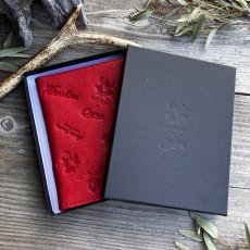 画像3: 【広島ジビエレザー×カープコラボグッズ】物語が詰まったお薬手帳＆マルチケース 2026Ver.｜広島産鹿革使用｜広島東洋カープ公式ライセンスグッズ  (3)