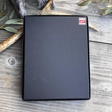 画像8: 【広島ジビエレザー×カープコラボグッズ】物語が詰まったお薬手帳＆マルチケース 2026Ver.｜広島産鹿革使用｜広島東洋カープ公式ライセンスグッズ  (8)