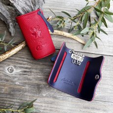 画像1: 【広島ジビエレザー×カープコラボグッズ】物語が詰まったキーケース2026Ver.｜広島産鹿革使用｜広島東洋カープ公式ライセンスグッズ  (1)