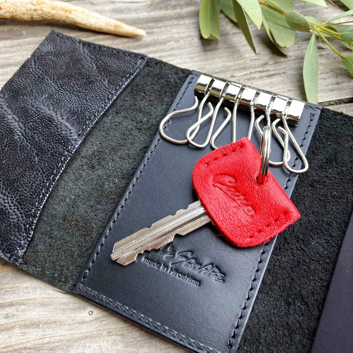 画像1: 【広島ジビエレザー×カープコラボグッズ】物語が詰まったキーカバー2026Ver.｜広島産鹿革｜広島東洋カープ公式ライセンスグッズ  (1)