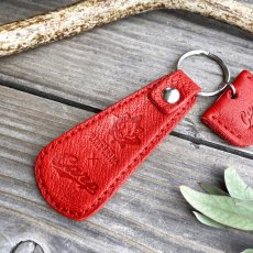 画像1: 【広島ジビエレザー×カープコラボグッズ】物語が詰まった靴べら2026Ver.｜広島産猪革使用｜広島東洋カープ公式ライセンスグッズ  (1)