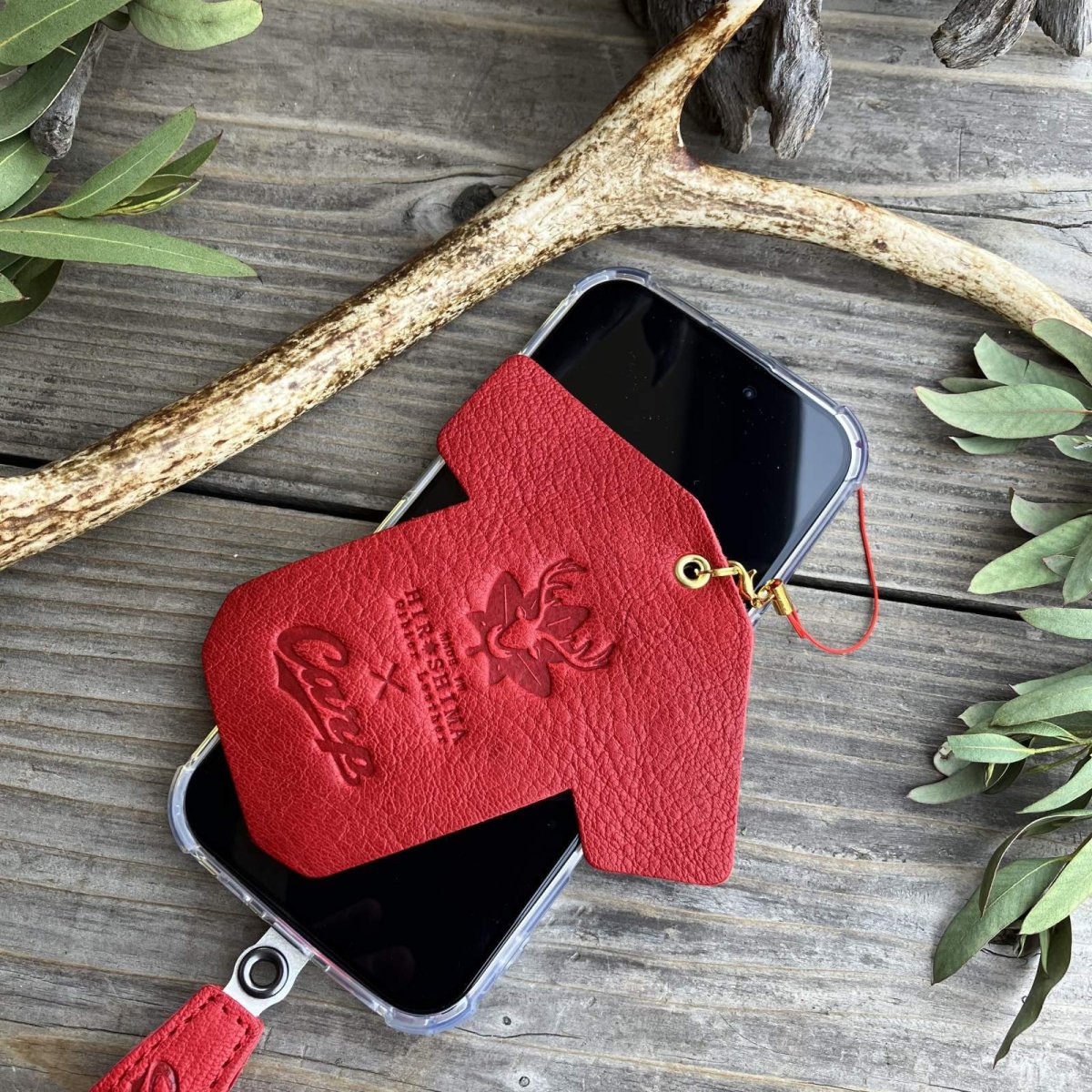 画像1: 【広島ジビエレザー×カープコラボグッズ】物語が詰まったスマホクリーナーBIG 2026Ver.｜広島産鹿使用｜広島東洋カープ公式ライセンスグッズ [RED] (1)