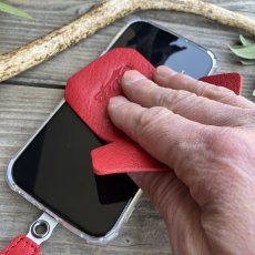 画像2: 【広島ジビエレザー×カープコラボグッズ】物語が詰まったスマホクリーナーBIG 2026Ver.｜広島産鹿使用｜広島東洋カープ公式ライセンスグッズ [RED] (2)