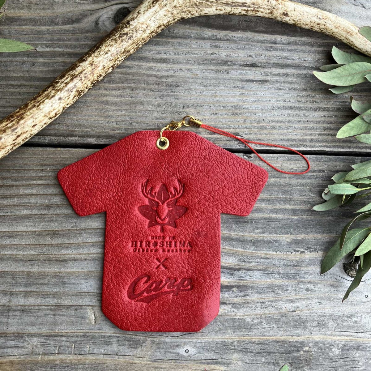 画像3: 【広島ジビエレザー×カープコラボグッズ】物語が詰まったスマホクリーナーBIG 2026Ver.｜広島産鹿使用｜広島東洋カープ公式ライセンスグッズ [RED] (3)