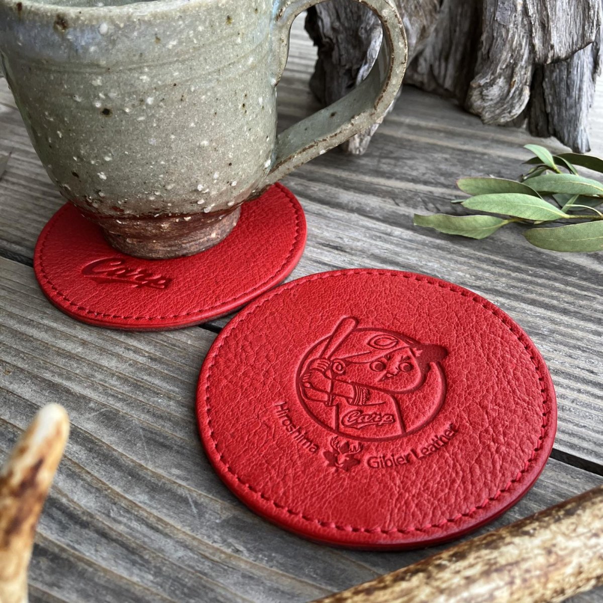 画像1: 【広島ジビエレザー×カープコラボグッズ】物語が詰まったコースター2026Ver.｜広島産鹿革｜広島東洋カープ公式ライセンスグッズ  (1)