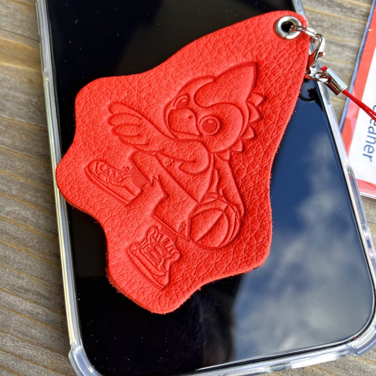 画像2: 広島ジビエレザー×ドラゴンフライズコラボグッズ　アビィ型スマホクリーナー｜広島県産鹿革 (2)