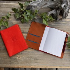 画像5: 広島ジビエレザー×ドラゴンフライズコラボグッズ 数量限定希少ジビエ猪革のB6サイズ手帳カバー カード入れ&ペン差し付きでとっても便利 (5)