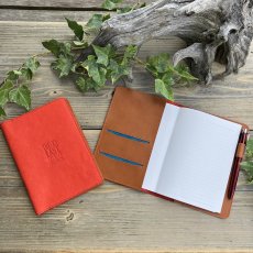 画像6: 広島ジビエレザー×ドラゴンフライズコラボグッズ 数量限定希少ジビエ猪革のB6サイズ手帳カバー カード入れ&ペン差し付きでとっても便利 (6)