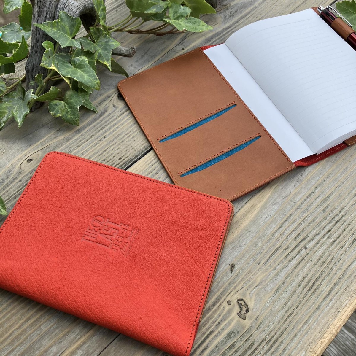 画像4: 広島ジビエレザー×ドラゴンフライズコラボグッズ 数量限定希少ジビエ猪革のB6サイズ手帳カバー カード入れ&ペン差し付きでとっても便利 (4)