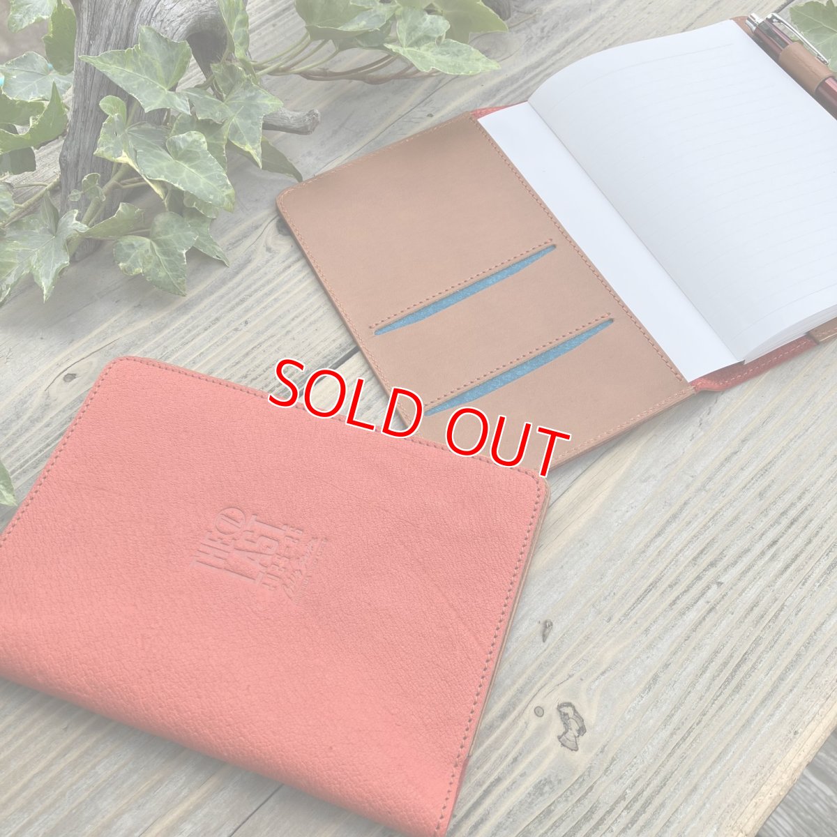 画像4: 広島ジビエレザー×ドラゴンフライズコラボグッズ　数量限定希少ジビエ猪革のB６サイズ手帳カバー　カード入れ＆ペン差し付きでとっても便利 (4)