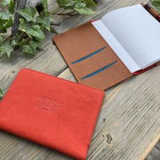 画像4: 広島ジビエレザー×ドラゴンフライズコラボグッズ 数量限定希少ジビエ猪革のB6サイズ手帳カバー カード入れ&ペン差し付きでとっても便利 (4)