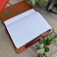 画像9: 広島ジビエレザー×ドラゴンフライズコラボグッズ 数量限定希少ジビエ猪革のB6サイズ手帳カバー カード入れ&ペン差し付きでとっても便利 (9)