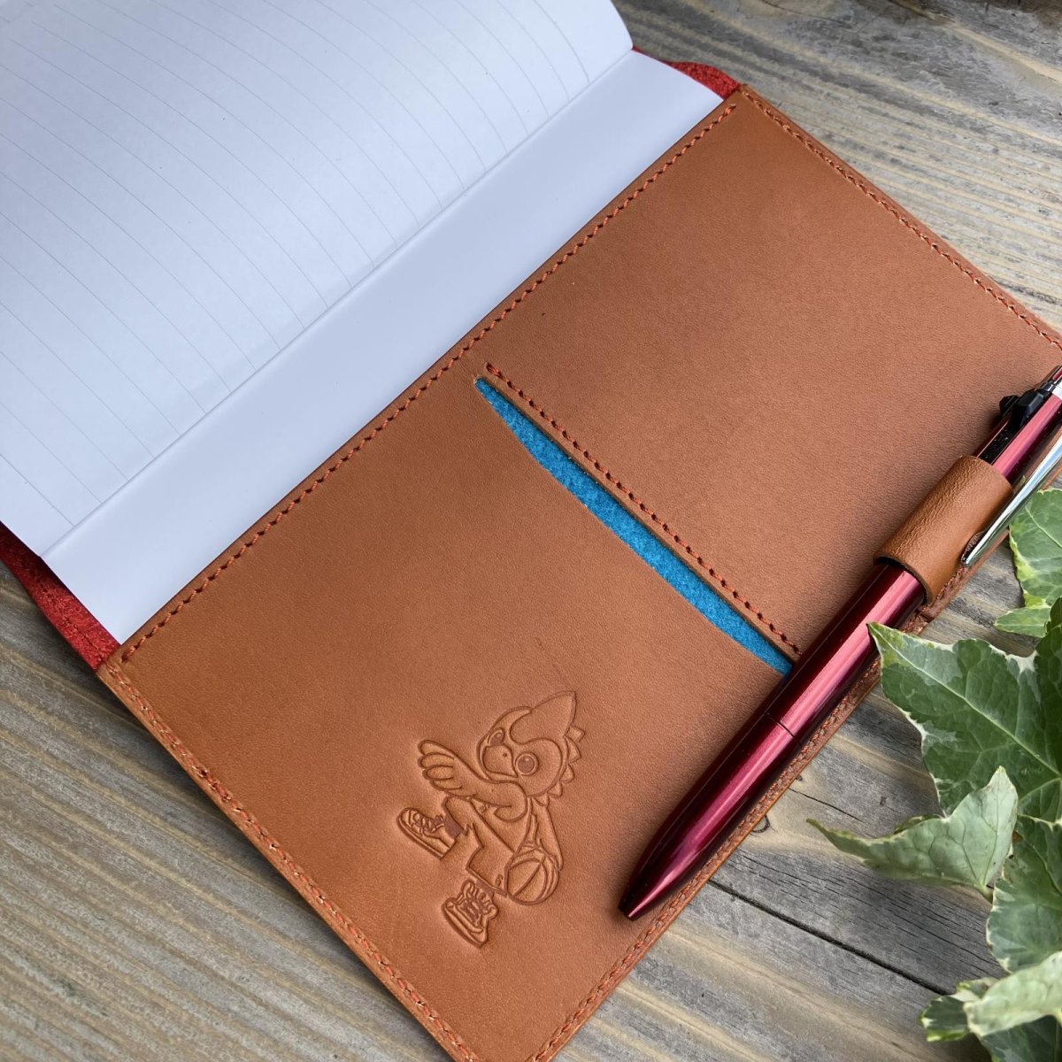 画像8: 広島ジビエレザー×ドラゴンフライズコラボグッズ 数量限定希少ジビエ猪革のB6サイズ手帳カバー カード入れ&ペン差し付きでとっても便利 (8)