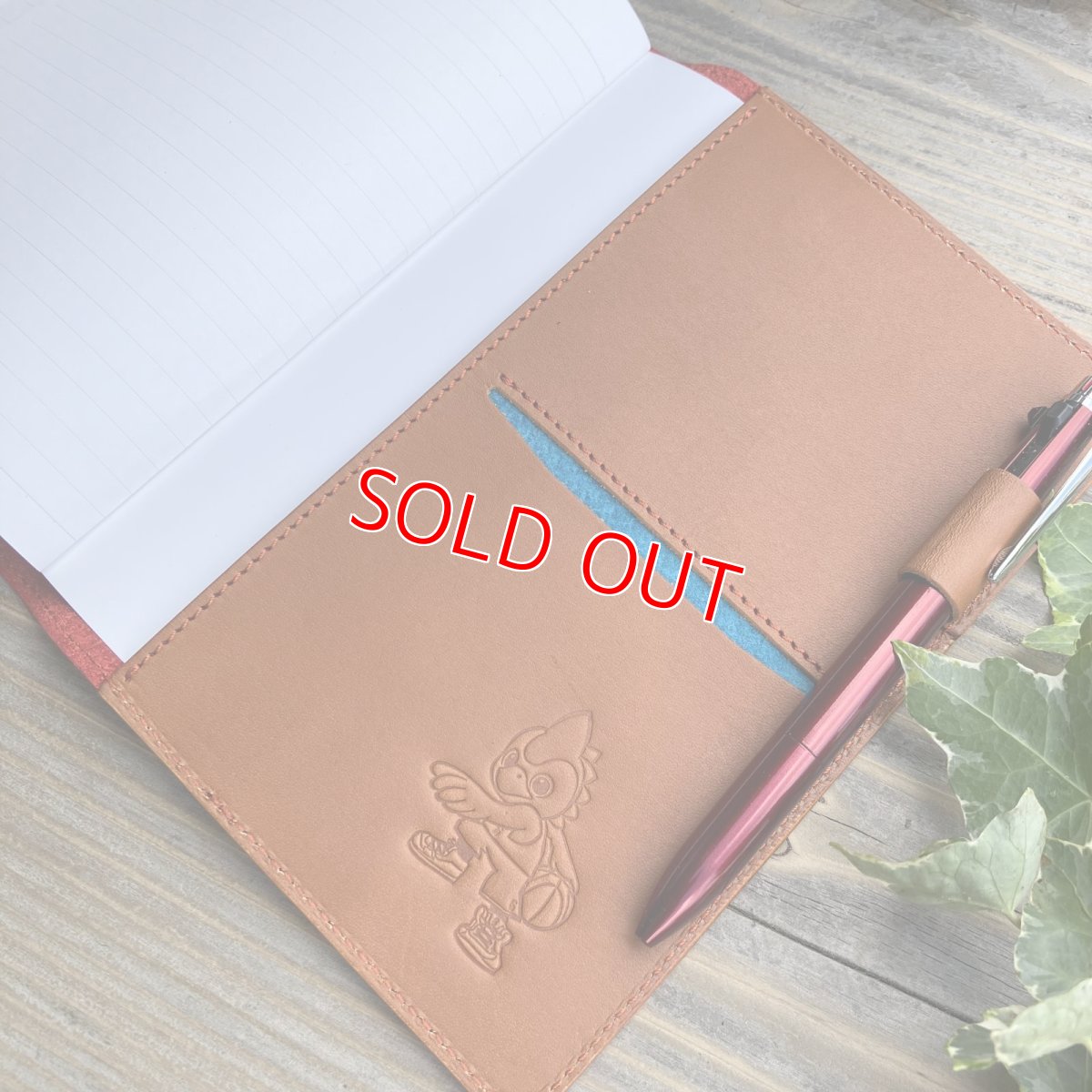 画像8: 広島ジビエレザー×ドラゴンフライズコラボグッズ　数量限定希少ジビエ猪革のB６サイズ手帳カバー　カード入れ＆ペン差し付きでとっても便利 (8)