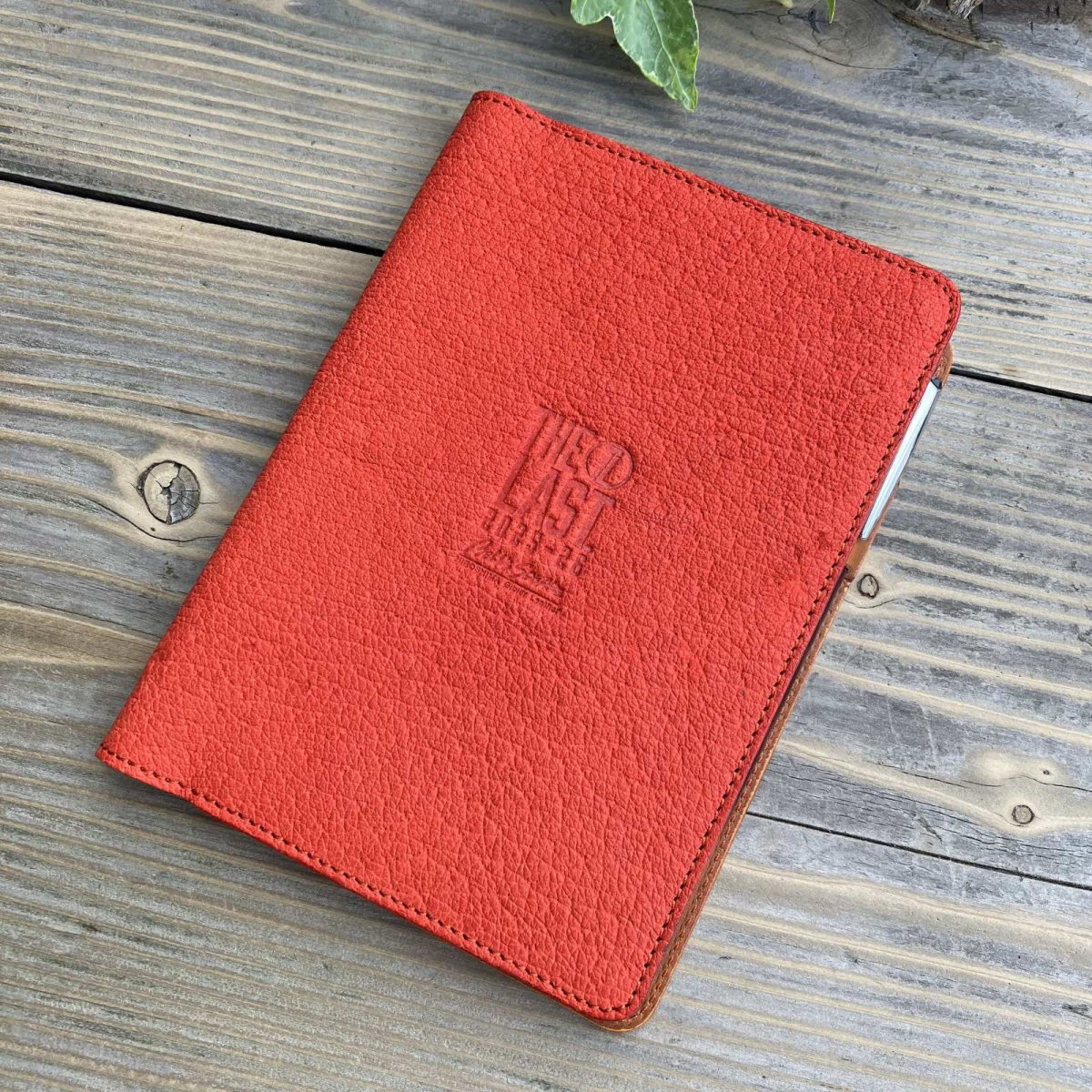 画像11: 広島ジビエレザー×ドラゴンフライズコラボグッズ 数量限定希少ジビエ猪革のB6サイズ手帳カバー カード入れ&ペン差し付きでとっても便利 (11)