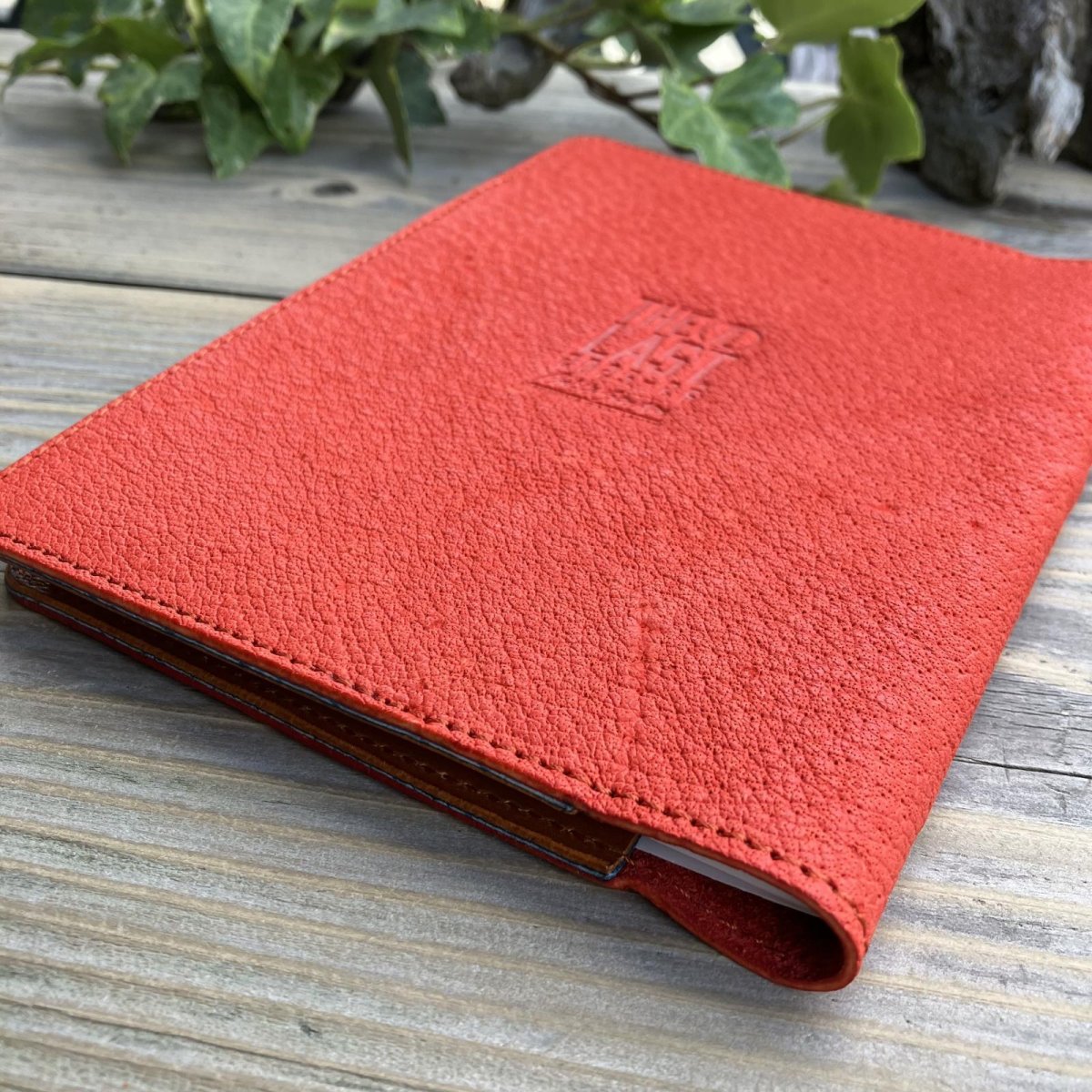 画像12: 広島ジビエレザー×ドラゴンフライズコラボグッズ 数量限定希少ジビエ猪革のB6サイズ手帳カバー カード入れ&ペン差し付きでとっても便利 (12)