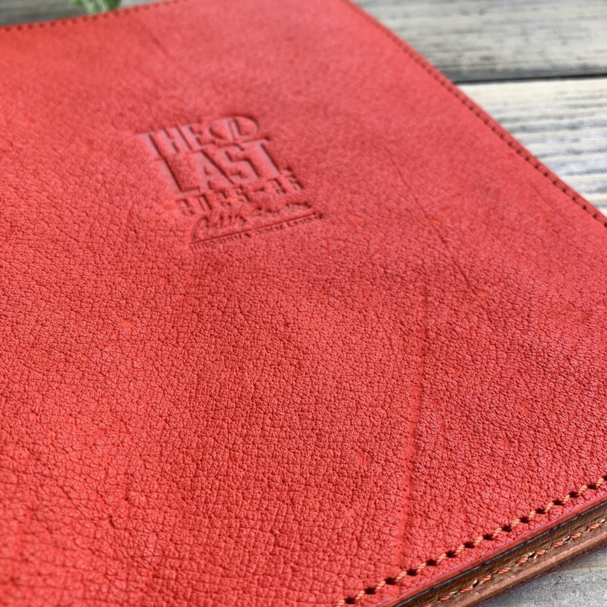 画像13: 広島ジビエレザー×ドラゴンフライズコラボグッズ 数量限定希少ジビエ猪革のB6サイズ手帳カバー カード入れ&ペン差し付きでとっても便利 (13)