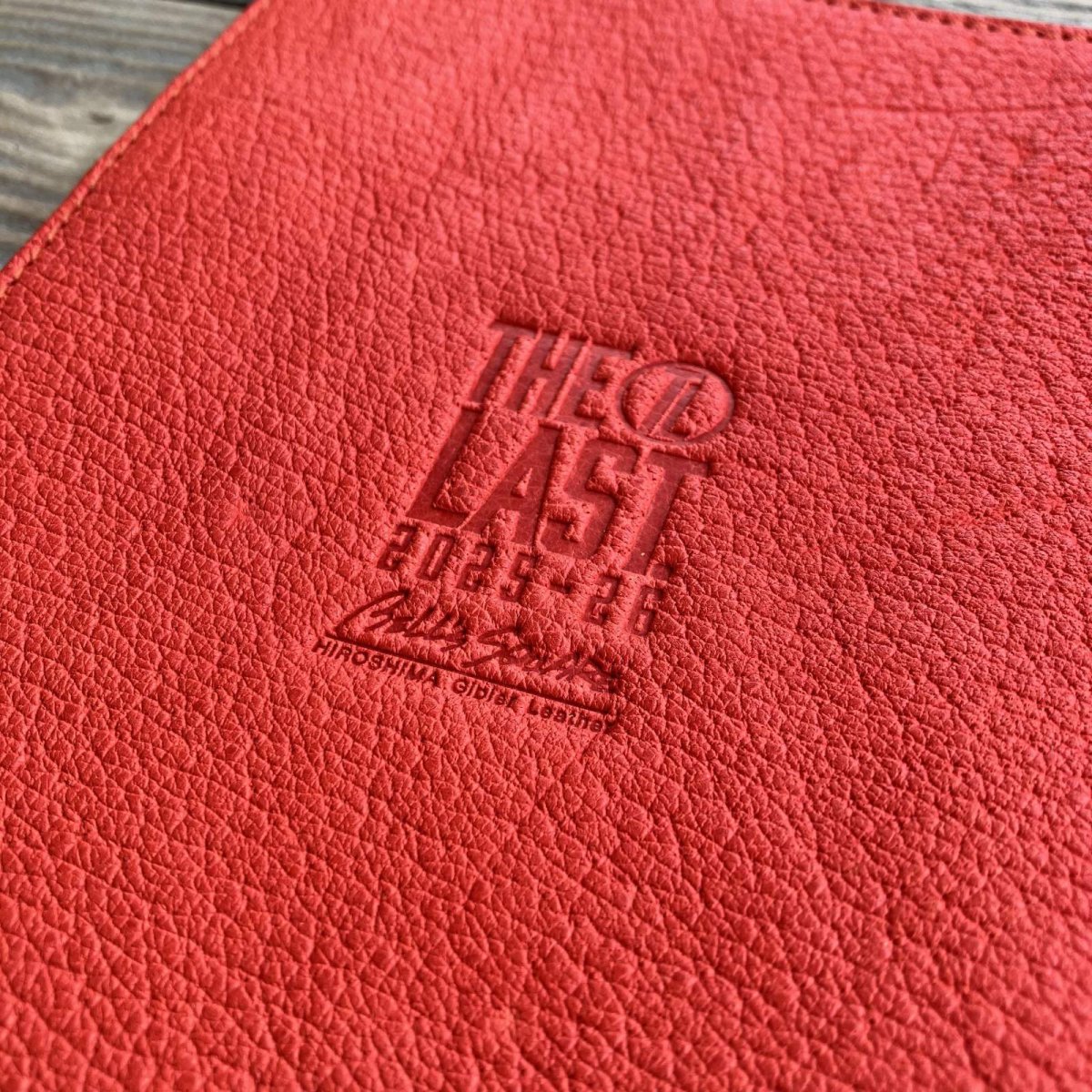 画像14: 広島ジビエレザー×ドラゴンフライズコラボグッズ 数量限定希少ジビエ猪革のB6サイズ手帳カバー カード入れ&ペン差し付きでとっても便利 (14)