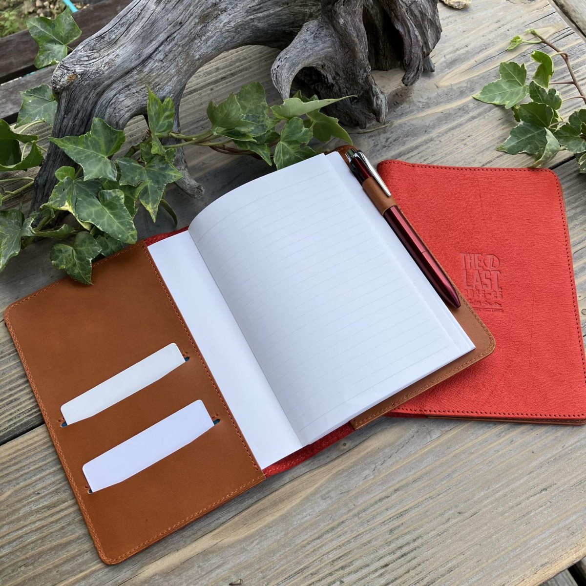 画像3: 広島ジビエレザー×ドラゴンフライズコラボグッズ 数量限定希少ジビエ猪革のB6サイズ手帳カバー カード入れ&ペン差し付きでとっても便利 (3)