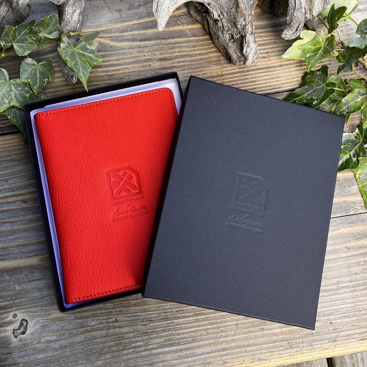 画像3: 広島ジビエレザー×ドラゴンフライズコラボグッズ ジビエ鹿革のA6サイズマルチ手帳カバー お薬手帳や母子手帳カバー・パスポートケースにも手触り抜群 イニシャル刻印対応 (3)