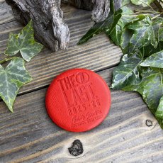 画像2: 広島ジビエレザー×ドラゴンフライズコラボグッズ 数量限定ジビエ鹿革の缶バッチ「シーズンロゴVer」 手触り抜群育てる缶バッチ (2)