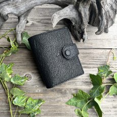 画像3: 【現品限り】ヒグマ革ブラック×姫路産ヌメ革｜コンパクト二つ折り財布｜写真のものをお届け (3)