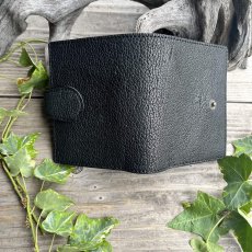 画像4: 【現品限り】ヒグマ革ブラック×姫路産ヌメ革｜コンパクト二つ折り財布｜写真のものをお届け (4)