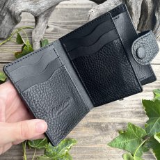 画像5: 【現品限り】ヒグマ革ブラック×姫路産ヌメ革｜コンパクト二つ折り財布｜写真のものをお届け (5)