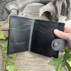 画像6: 【現品限り】ヒグマ革ブラック×姫路産ヌメ革｜コンパクト二つ折り財布｜写真のものをお届け (6)