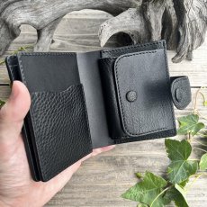 画像7: 【現品限り】ヒグマ革ブラック×姫路産ヌメ革｜コンパクト二つ折り財布｜写真のものをお届け (7)