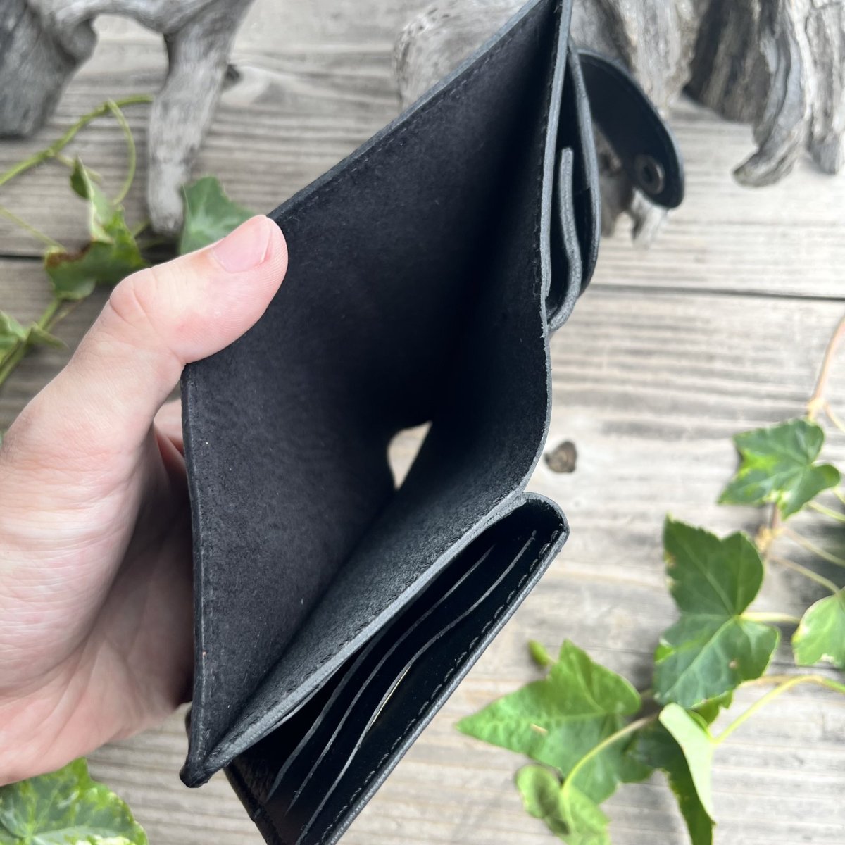画像8: 【現品限り】ヒグマ革ブラック×姫路産ヌメ革｜コンパクト二つ折り財布｜写真のものをお届け (8)