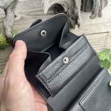 画像9: 【現品限り】ヒグマ革ブラック×姫路産ヌメ革｜コンパクト二つ折り財布｜写真のものをお届け (9)