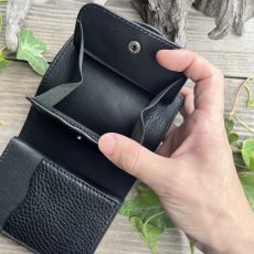 画像10: 【現品限り】ヒグマ革ブラック×姫路産ヌメ革｜コンパクト二つ折り財布｜写真のものをお届け (10)