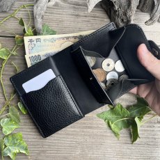 画像1: 【現品限り】ヒグマ革ブラック×姫路産ヌメ革｜コンパクト二つ折り財布｜写真のものをお届け (1)