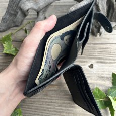 画像12: 【現品限り】ヒグマ革ブラック×姫路産ヌメ革｜コンパクト二つ折り財布｜写真のものをお届け (12)