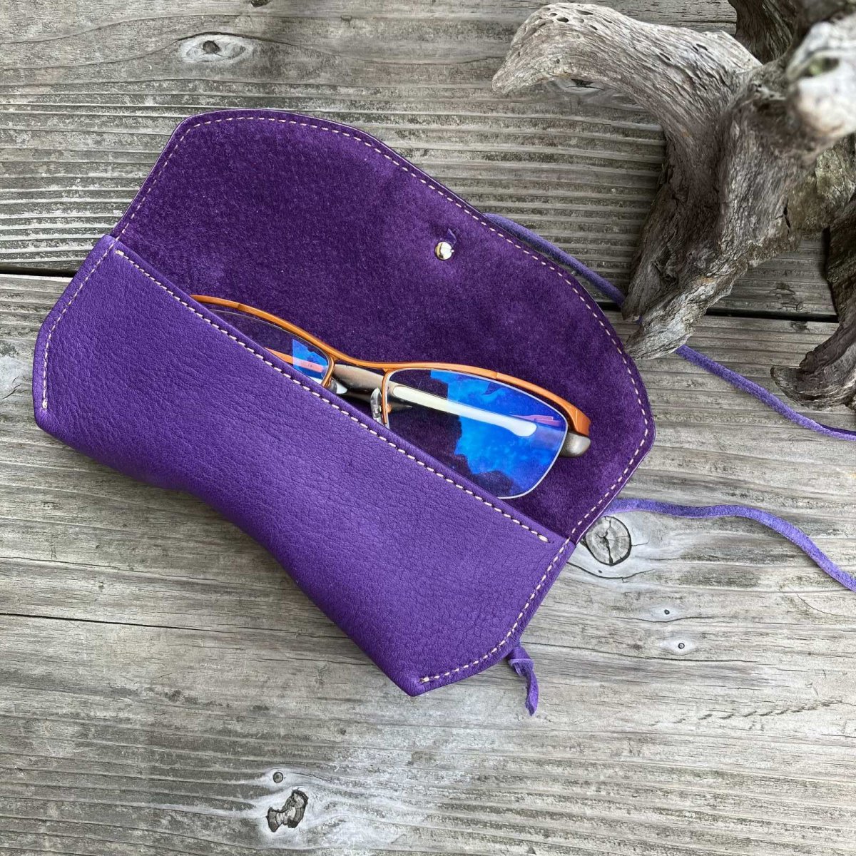 画像3: 【広島ジビエレザー】天然鹿革　革紐で巻くやさしいメガネケース　 (3)