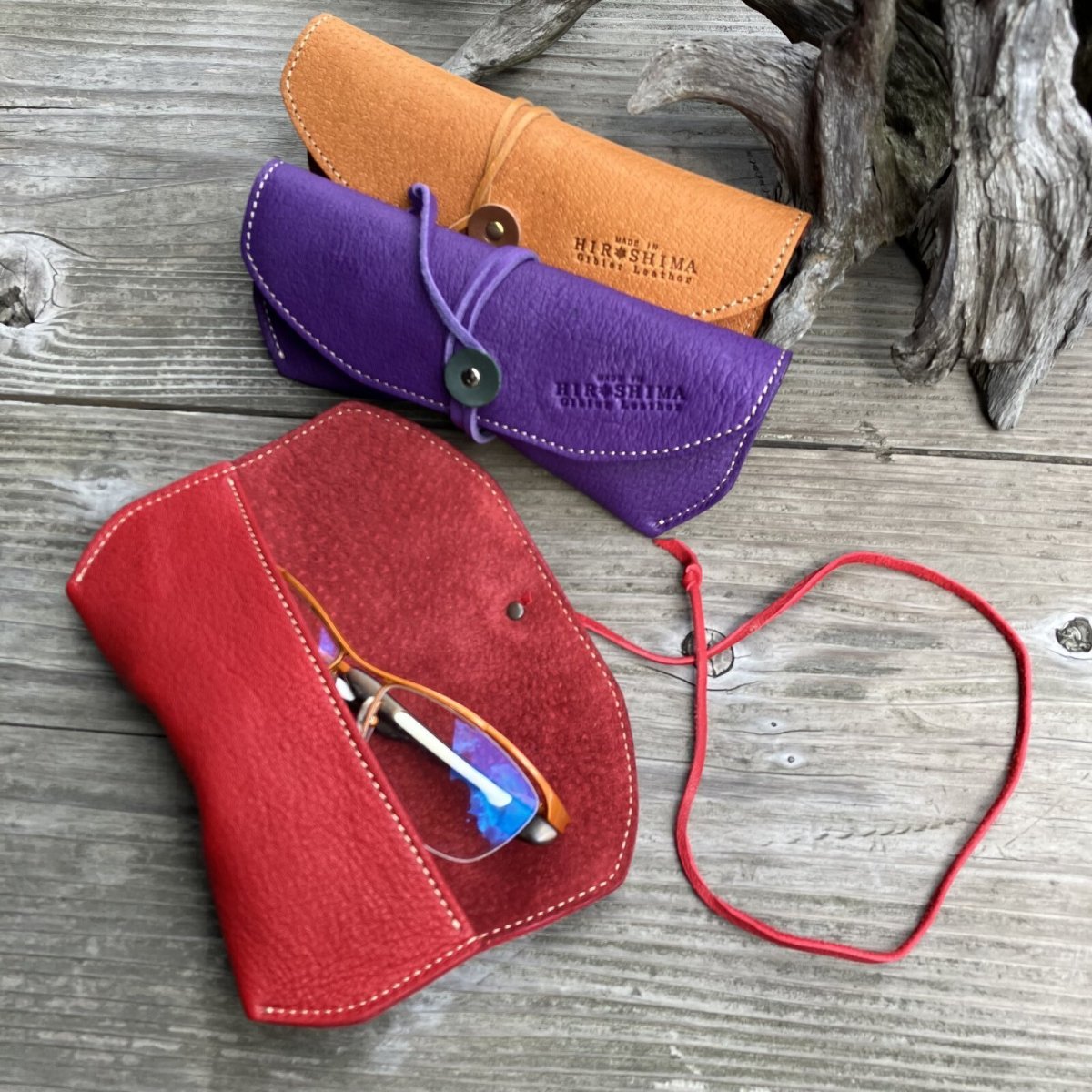 画像2: 【広島ジビエレザー】天然鹿革　革紐で巻くやさしいメガネケース　 (2)