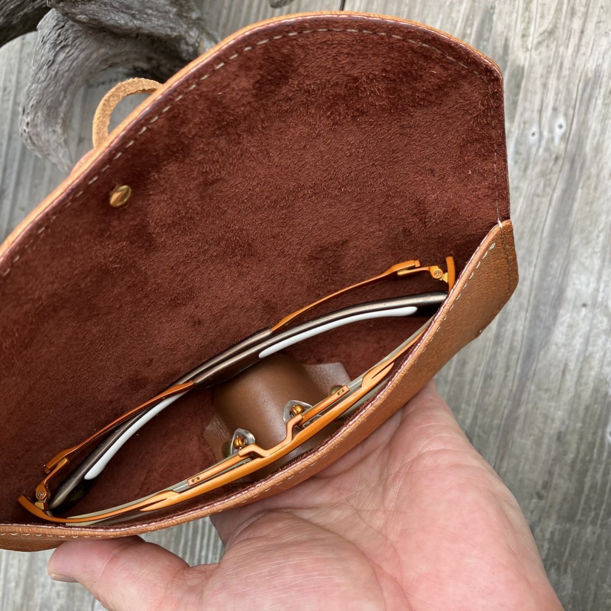 画像8: 【広島ジビエレザー】天然鹿革　革紐で巻くやさしいメガネケース　 (8)