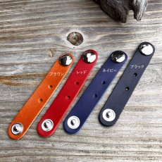 画像2: 穴あけ不要！革バッグに優しい 缶バッジホルダー 「缶バッジつける君」【推し活／革鞄対応】 (2)