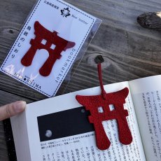 画像2: 【広島の伝統と絆を刻む】広島県産猪革使用・宮島大鳥居ブックマーカー（ノベルティ・OEM対応） (2)