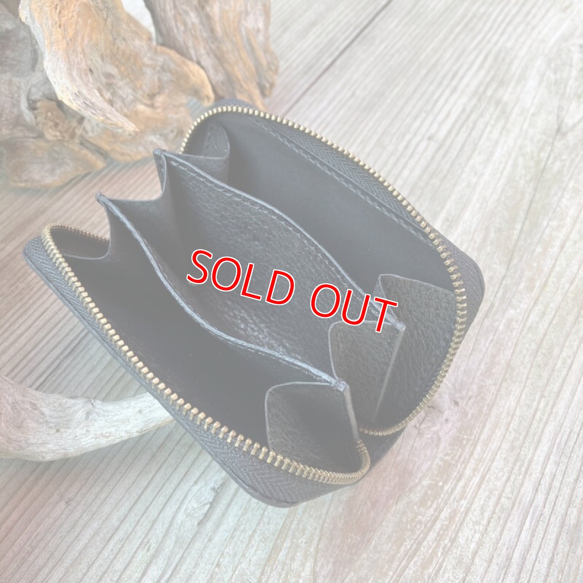 画像6: 【ヒグマレザー】ポケットにすっぽり！熊革＆牛革ラウンドファスナーミニウォレット (6)