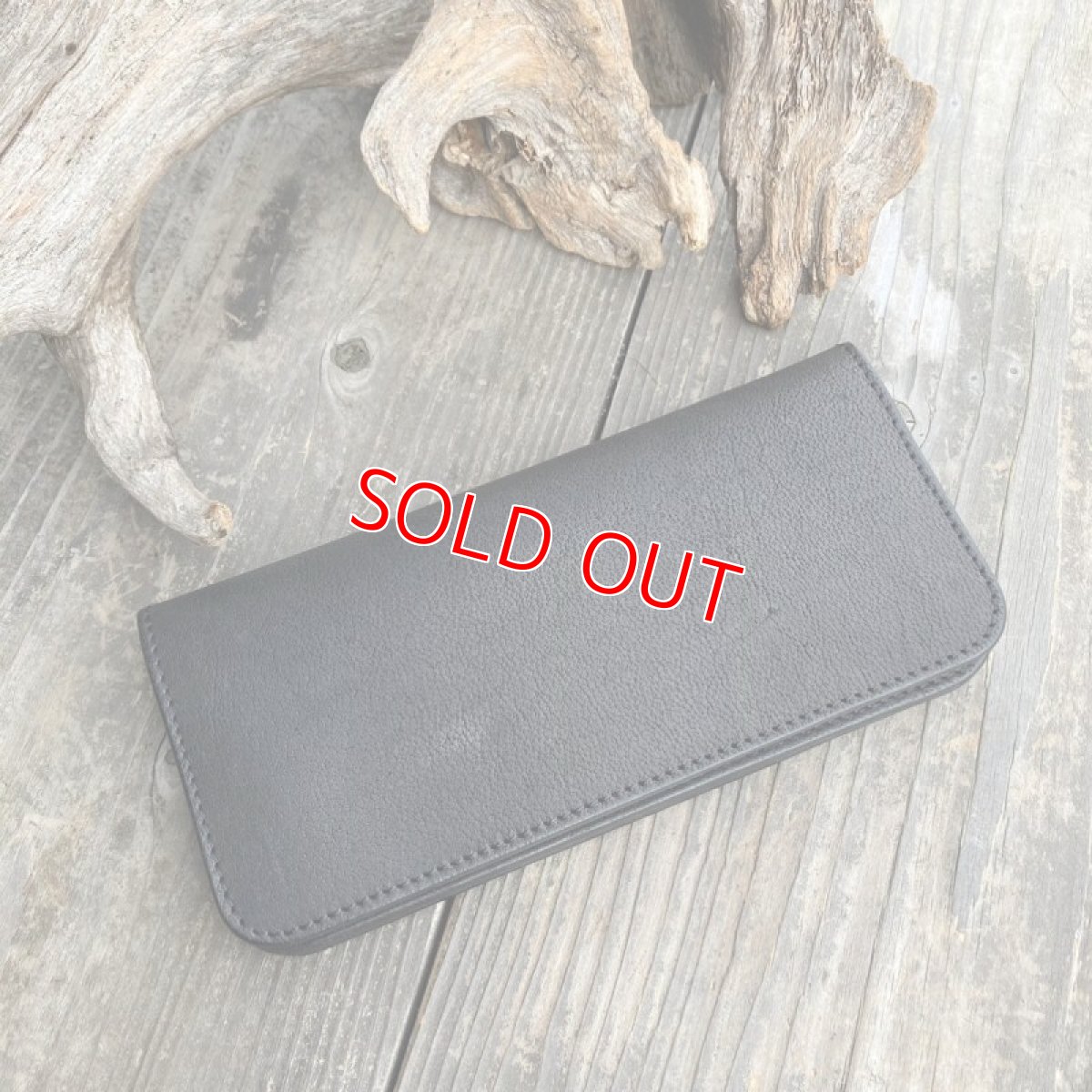 画像2: 【ツキノワグマレザー】スタンダードなデザインのとても使いやすい長財布　★お札の端も折れにくい構造です (2)