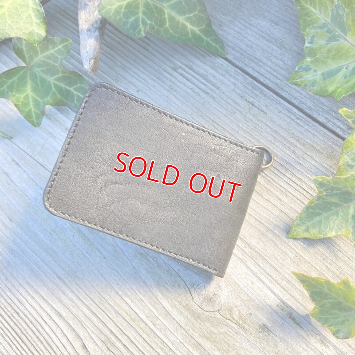 画像2: 【ツキノワグマレザー】荒々しいクマ革バージョン★二つ折りパスケース / カード入れ (2)