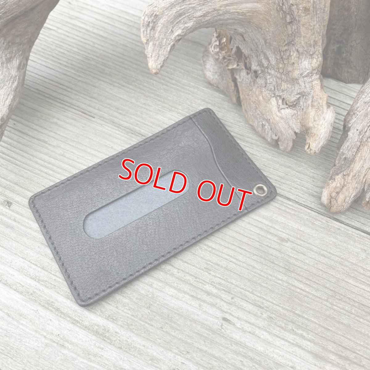 画像2: 【ツキノワグマレザー】荒々しいクマ革バージョン★パスケース / カード入れ　熊革ブラック&牛革ブラック (2)