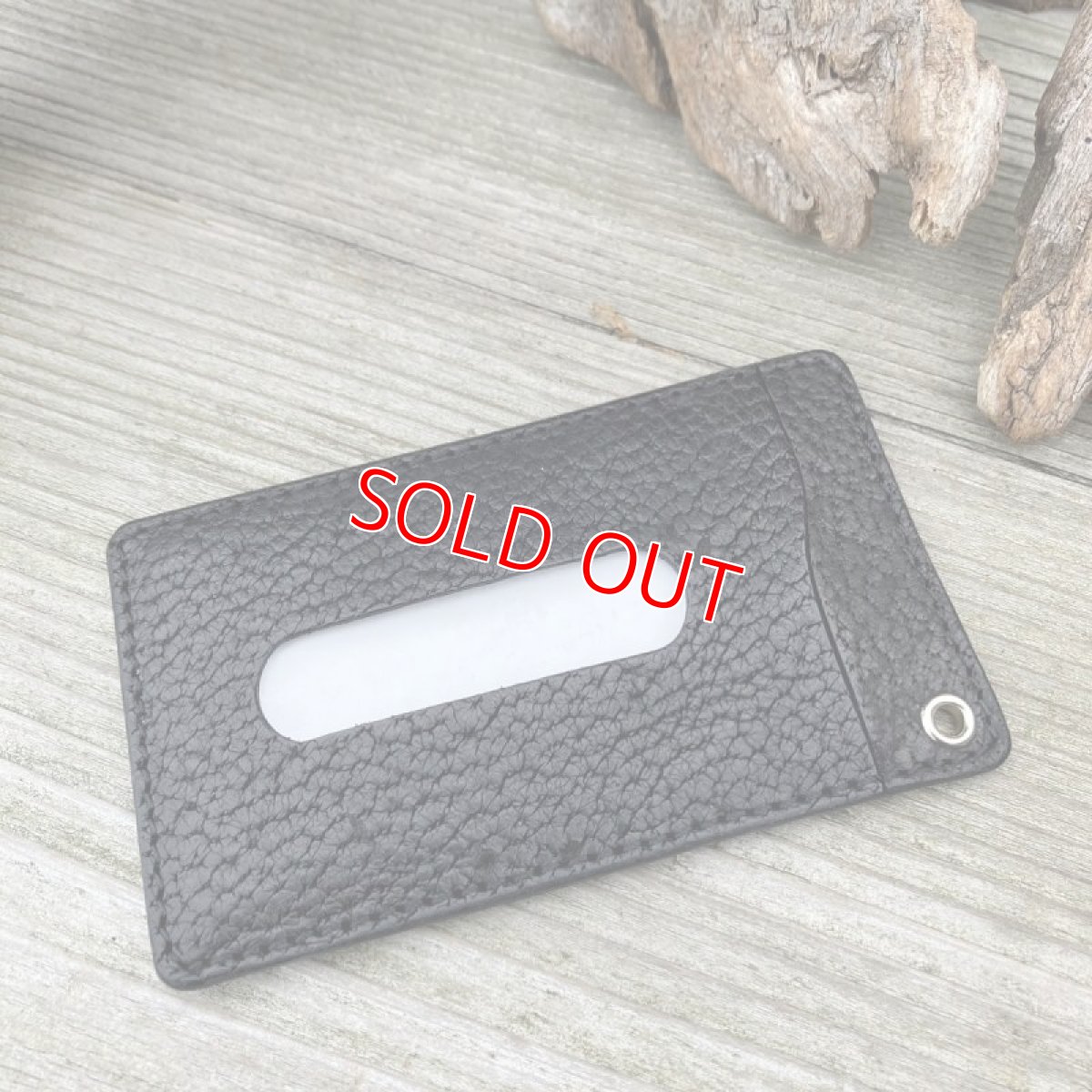 画像4: 【ヒグマレザー】荒々しいクマ革バージョン★パスケース / カード入れ　熊革ブラック&牛革ネイビー (4)