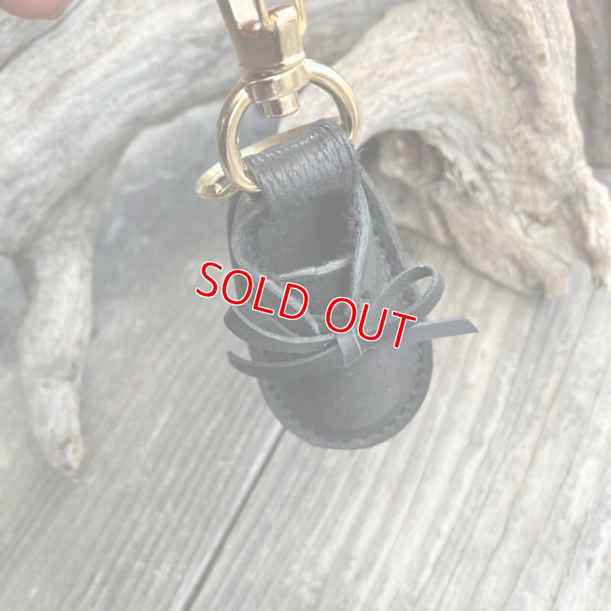 画像4: 【ツキノワグマ】熊革スニーカーキーホルダー/チャーム (4)