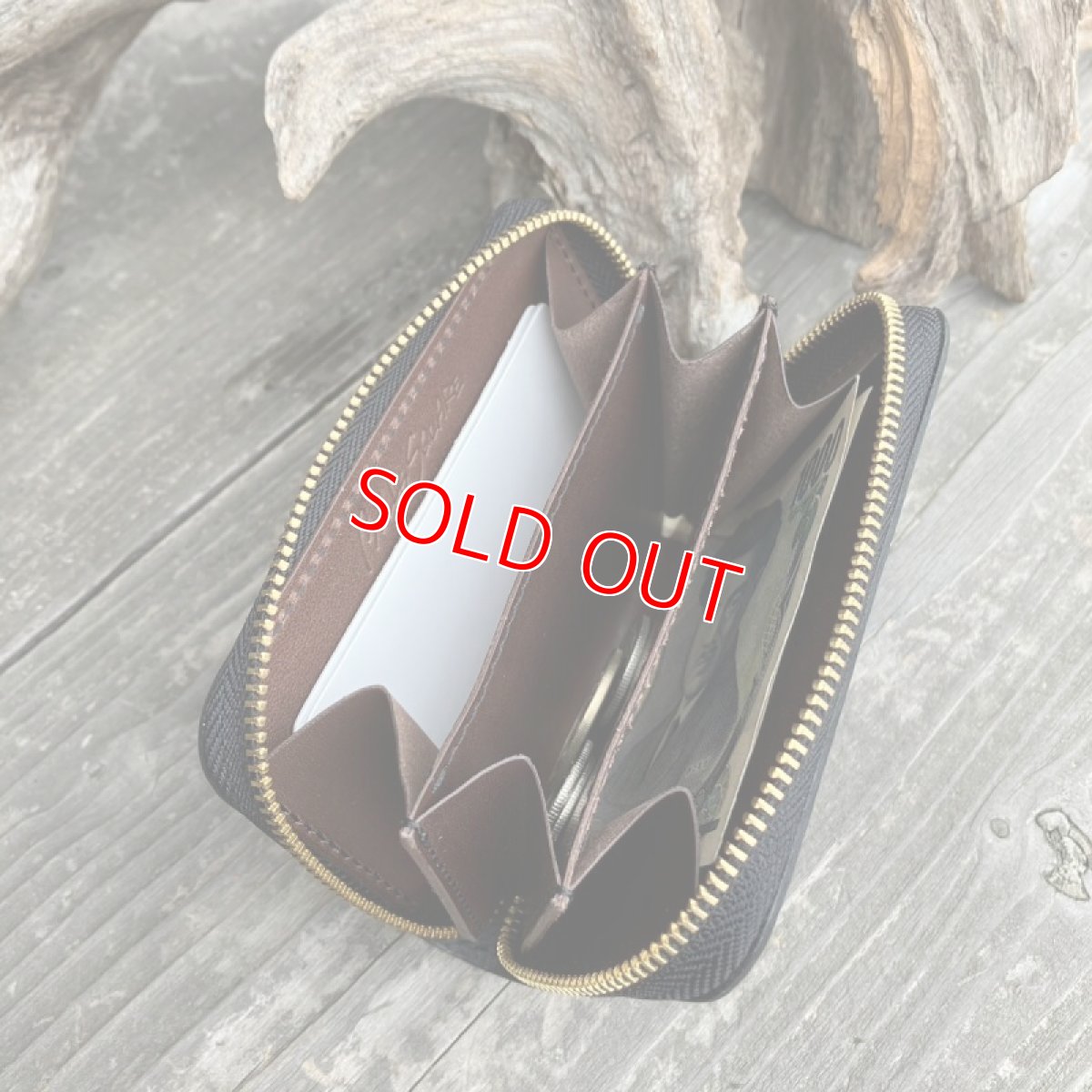 画像6: 【ツキノワグマレザー】ポケットにすっぽり！熊革＆牛革ラウンドファスナーミニウォレット (6)