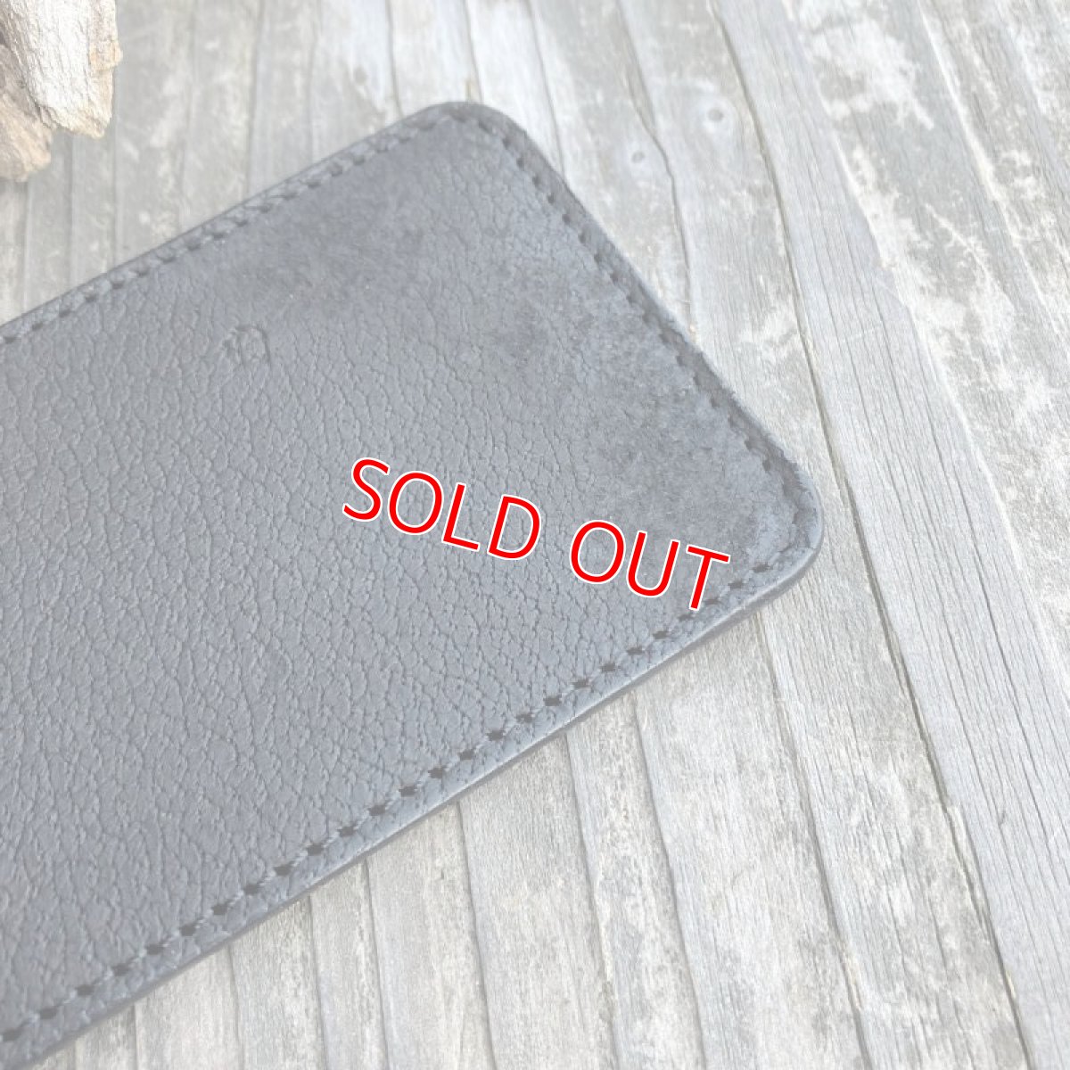 画像4: 【ツキノワグマレザー】荒々しいクマ革バージョン★二つ折りパスケース / カード入れ (4)